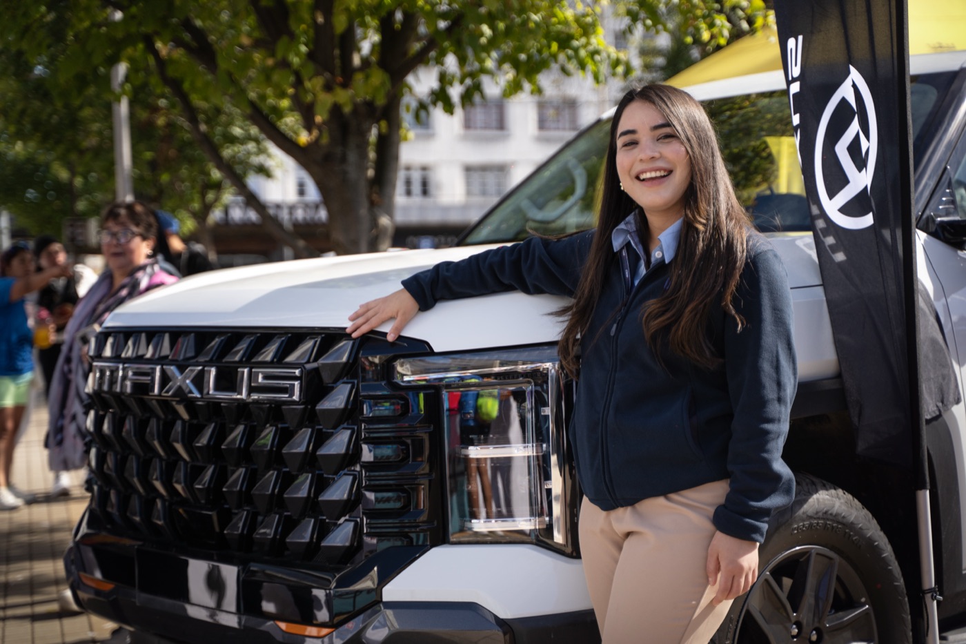 Melis Granado, asesora comercial automotriz, junto a una camioneta Maxus en Osorno